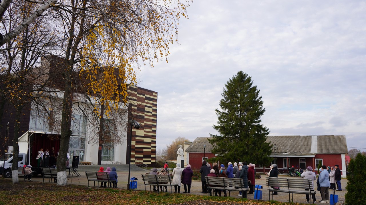 Вчера коллектив районного Дома культуры поздравил жителей поселка с Днём народного единства - с праздником, который символизирует сплоченность, взаимопонимание и ответственность каждого из нас за настоящее и будущее нашей...