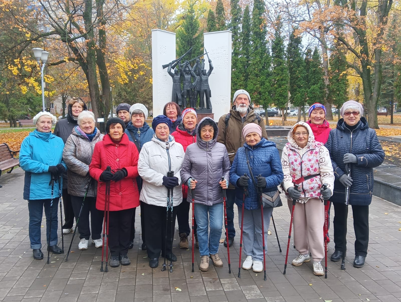 Участники проекта "Курское долголетие" города Курска активно занимаются скандинавской ходьбой Участники проекта "Курское долголетие" города Курска активно занимаются скандинавской ходьбой