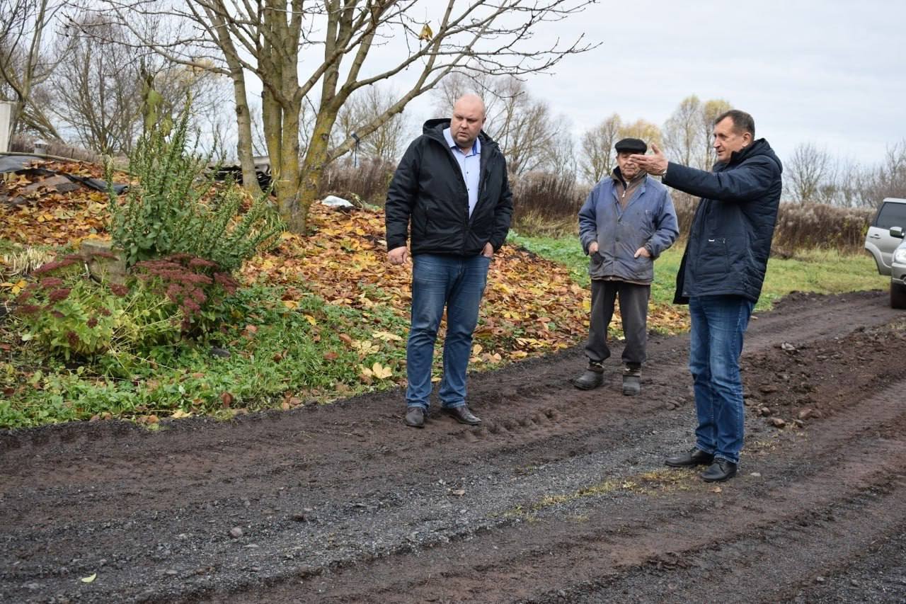 Партийный десант оценил качество отсыпки на дорогах