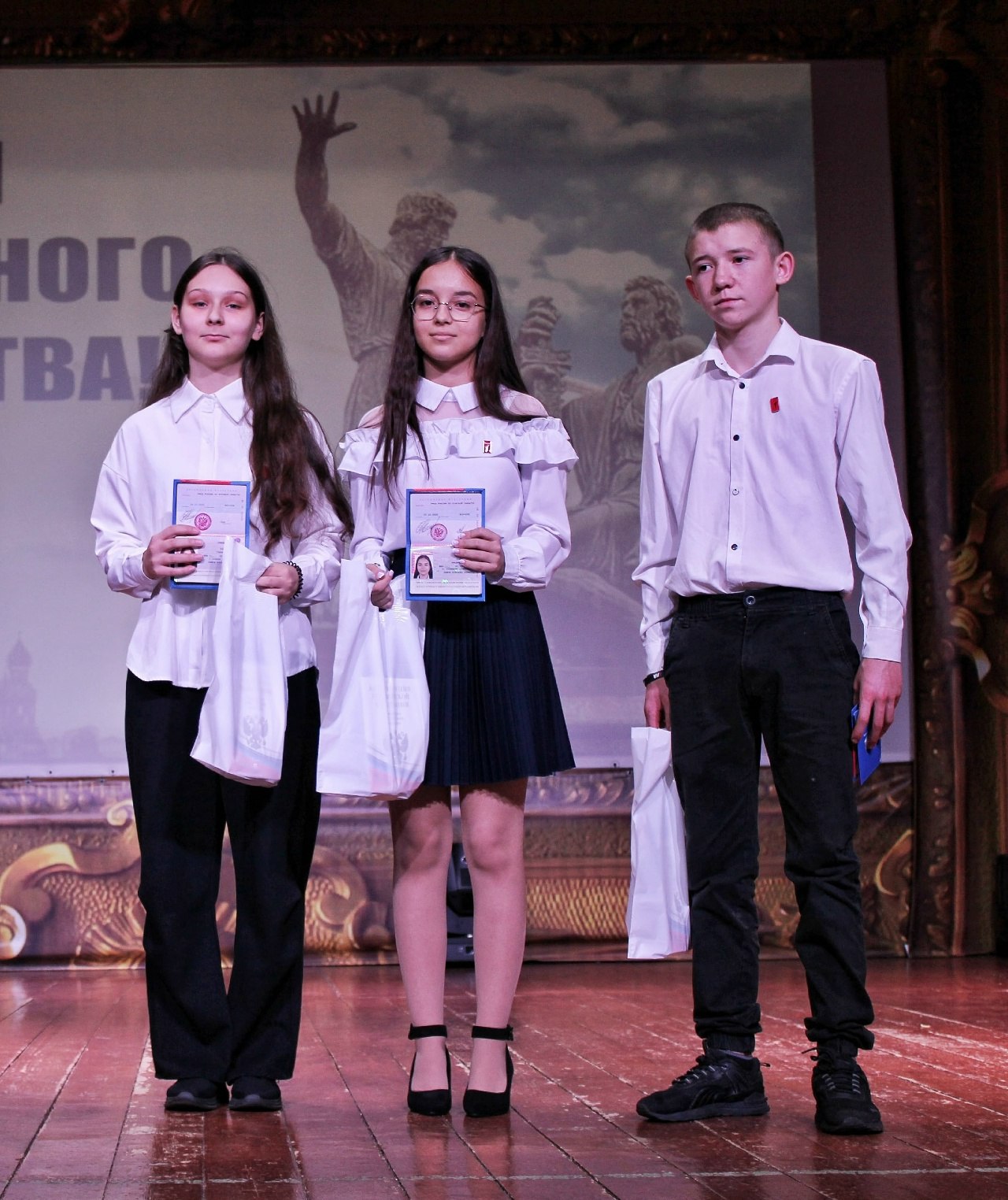 В преддверии Дня народного единства в Солнцевском районном доме культуры состоялся благотворительный концерт под названием «В единстве наша сила!» В преддверии Дня народного единства в Солнцевском районном доме культуры состоялся благотворительный концерт под названием «В единстве наша сила!»