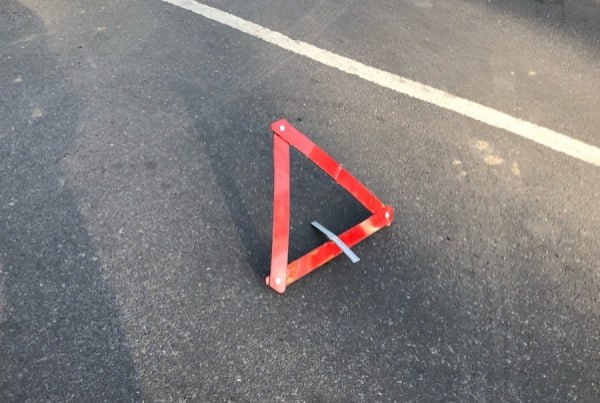 В Курской области «КамАЗ» въехал в частный дом, ранив двух жильцов