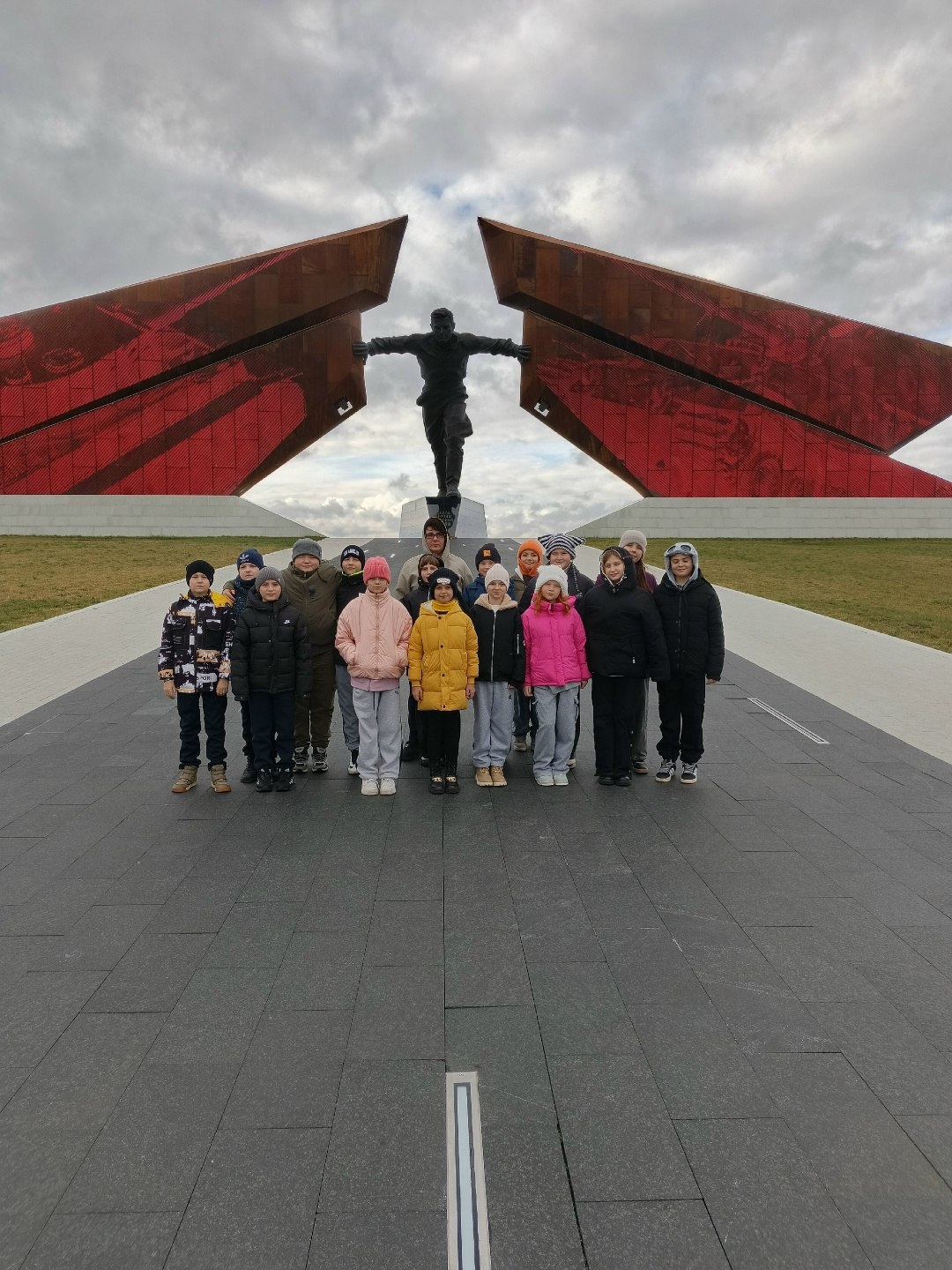 Группа учащихся 5 класса посетили мемориальный комплекс в Понырях Курской области