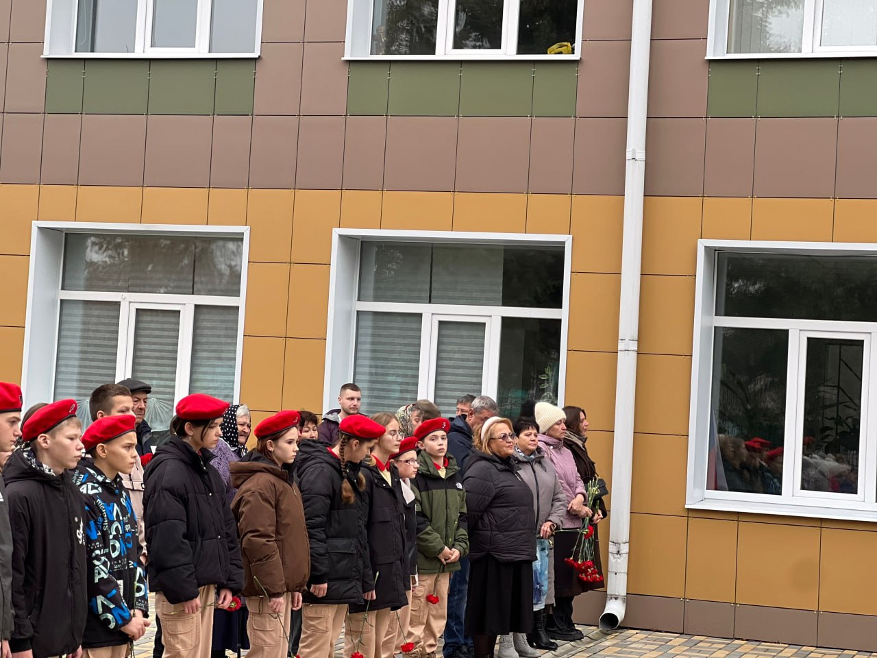 Сергей Ливенцев: У стен средней школы № 2 города Дмитриева состоялся митинг, посвященный торжественному открытию мемориальных досок в память о доблестных земляках – Фролове Алексее Сергеевиче и Кондратове Дмитрии... Сергей Ливенцев: У стен средней школы № 2 города Дмитриева состоялся митинг, посвященный торжественному открытию мемориальных досок в память о доблестных земляках – Фролове Алексее Сергеевиче и Кондратове Дмитрии...