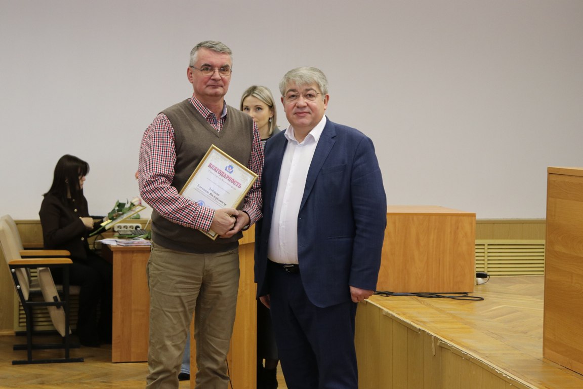 Александр Михайлов: Сегодня по традиции общегородское совещание начали с приятного момента – поздравления и вручения заслуженных наград Александр Михайлов: Сегодня по традиции общегородское совещание начали с приятного момента – поздравления и вручения заслуженных наград