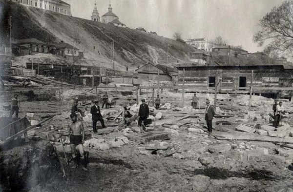 На Нижней Набережной, 9, у реки Тускарь, расположен ансамбль промышленных зданий, построенный в 1903–1936 гг. и расширенный во 2-й пол На Нижней Набережной, 9, у реки Тускарь, расположен ансамбль промышленных зданий, построенный в 1903–1936 гг. и расширенный во 2-й пол