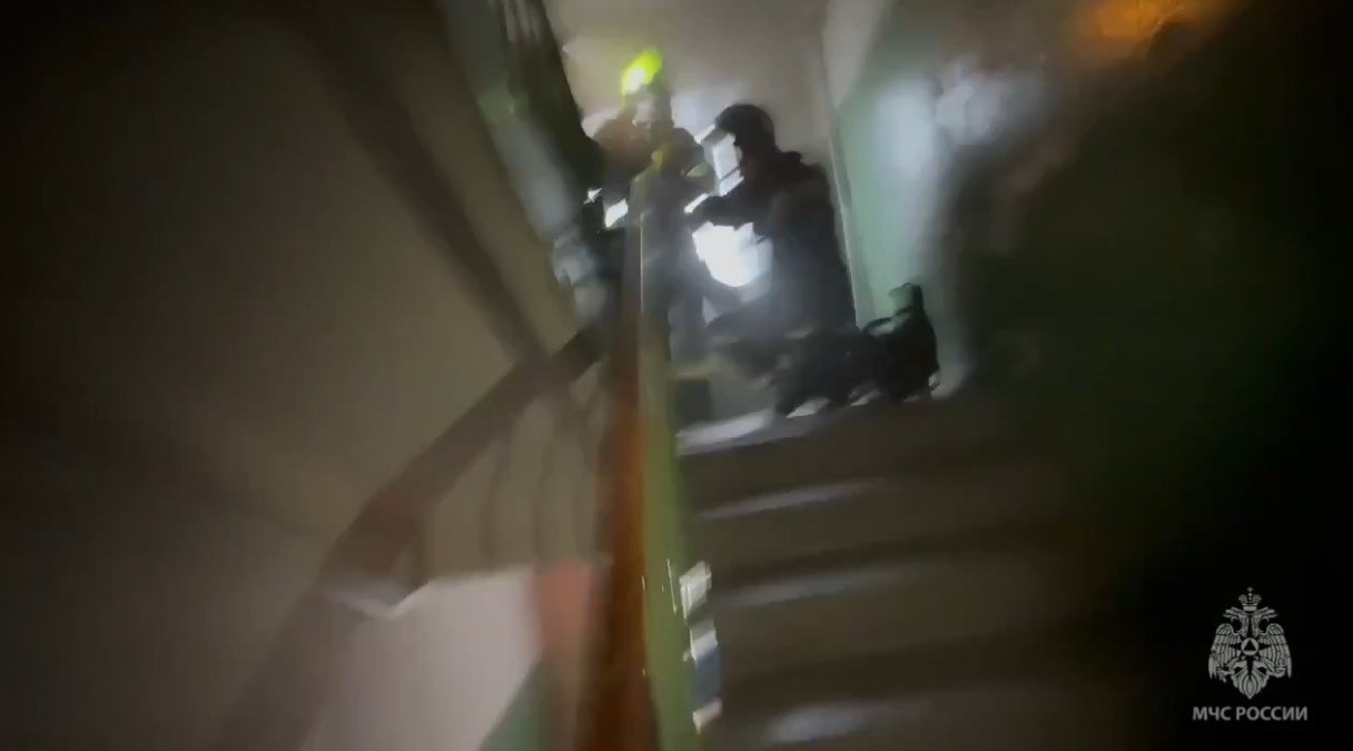 Пожарные МЧС спасли ребёнка из горящей квартиры на улице Ленина в Курске Пожарные МЧС спасли ребёнка из горящей квартиры на улице Ленина в Курске