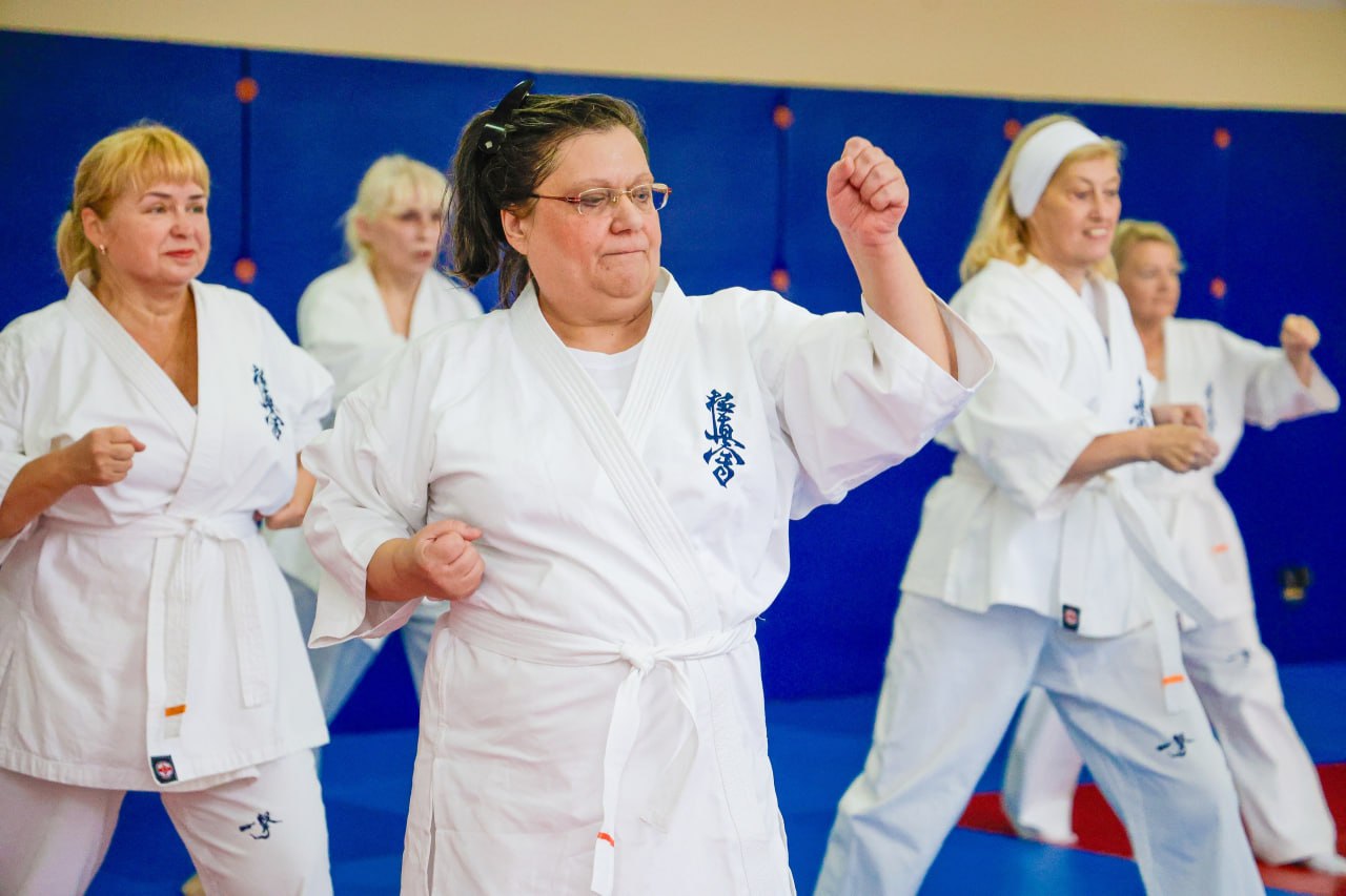 Участники проекта «Курское долголетие», занимающиеся киокусинкай, сдали квалификационный экзамен на ученические степени Участники проекта «Курское долголетие», занимающиеся киокусинкай, сдали квалификационный экзамен на ученические степени