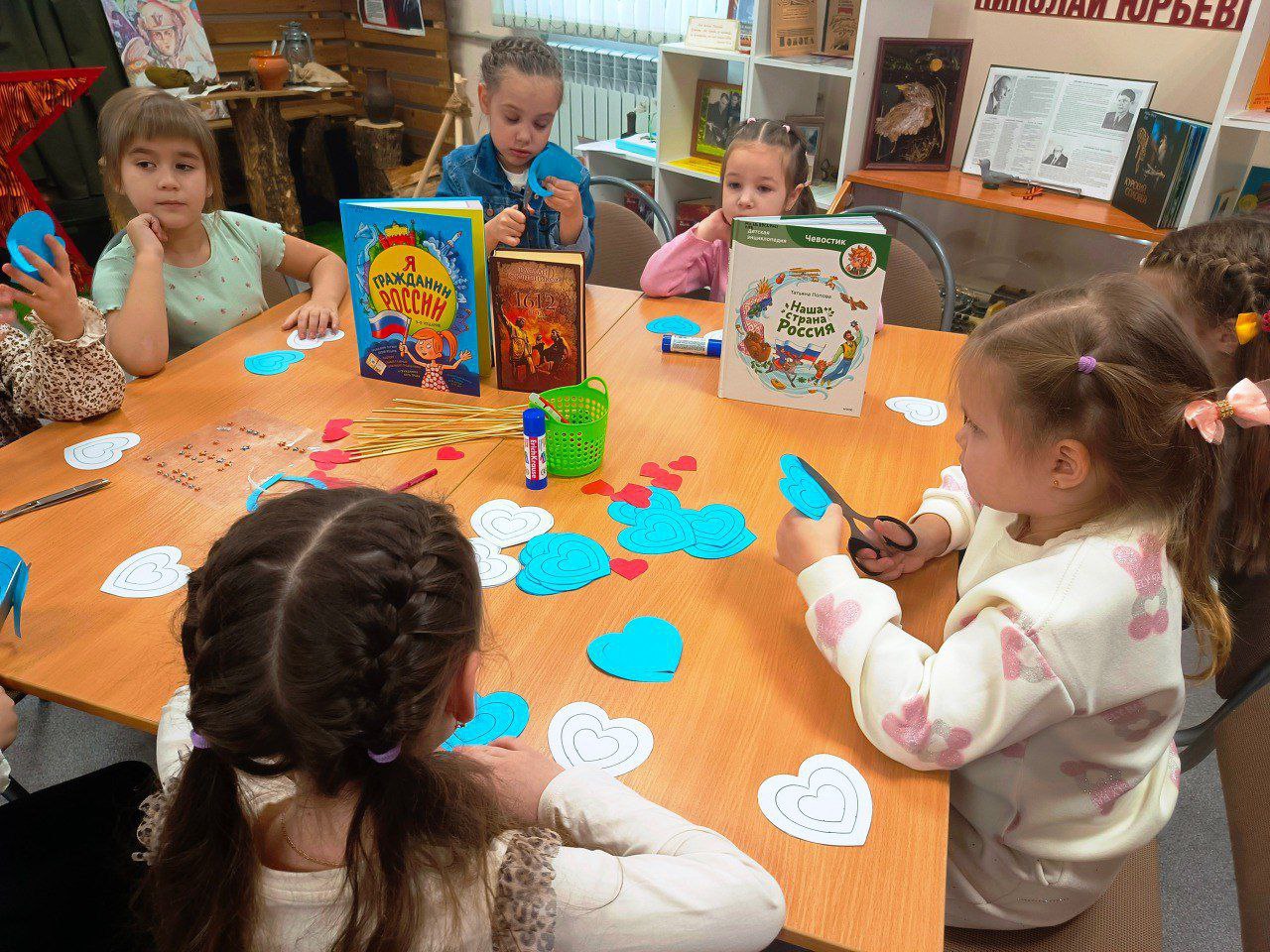 При поддержке комитета культуры и туризма города Курска в Зале памяти Николая Корнеева, действующем на базе библиотеки-филиала № 11, прошла тематическая экскурсия «Внукам и правнукам о войне...» и мастер-класс, посвященный... При поддержке комитета культуры и туризма города Курска в Зале памяти Николая Корнеева, действующем на базе библиотеки-филиала № 11, прошла тематическая экскурсия «Внукам и правнукам о войне...» и мастер-класс, посвященный...