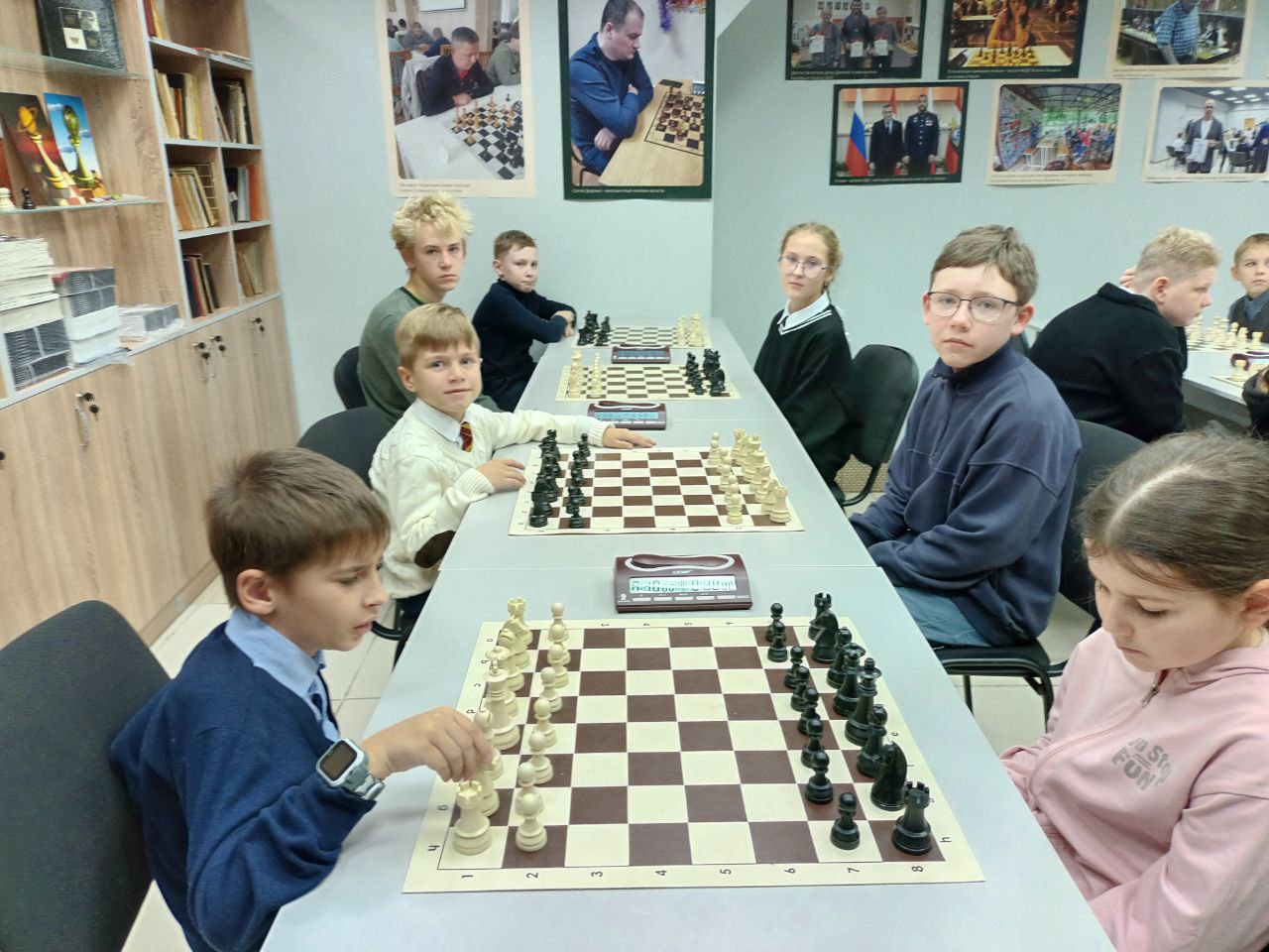 Геннадий Енютин: Команда учащиеся 1 – 7-х классов из Сеймицкой, Солнцевской и Никольской школ приняла участие в областном массовом мероприятии «Шахматный турнир обучающихся общеобразовательных организаций Курской области»... Геннадий Енютин: Команда учащиеся 1 – 7-х классов из Сеймицкой, Солнцевской и Никольской школ приняла участие в областном массовом мероприятии «Шахматный турнир обучающихся общеобразовательных организаций Курской области»...