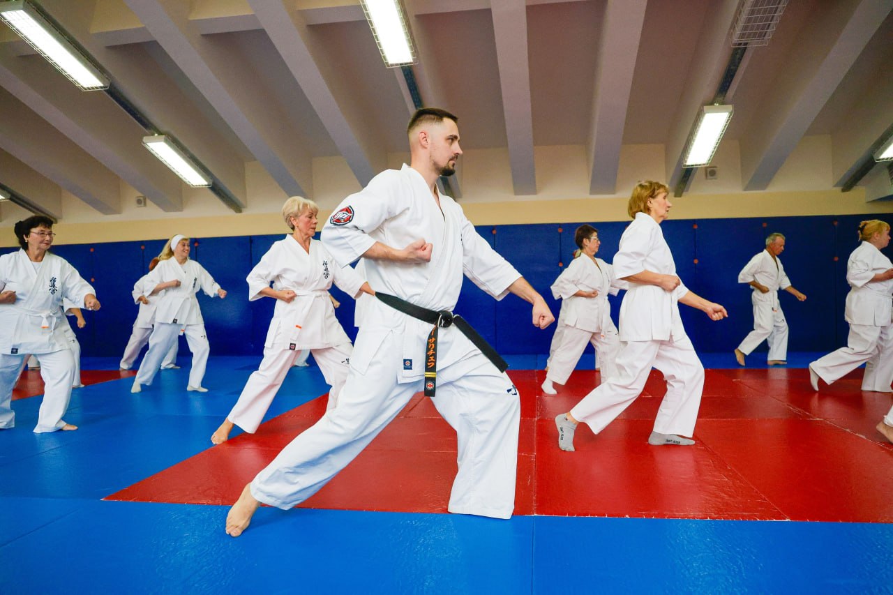 Участники проекта «Курское долголетие», занимающиеся киокусинкай, сдали квалификационный экзамен на ученические степени