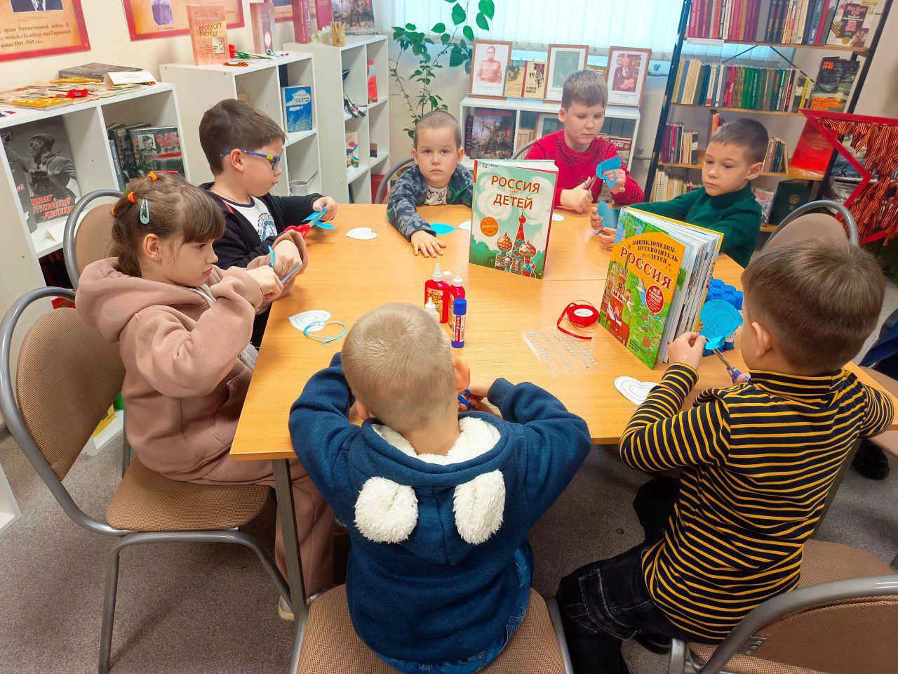 При поддержке комитета культуры и туризма города Курска в Зале памяти Николая Корнеева, действующем на базе библиотеки-филиала № 11, прошла тематическая экскурсия «Внукам и правнукам о войне...» и мастер-класс, посвященный... При поддержке комитета культуры и туризма города Курска в Зале памяти Николая Корнеева, действующем на базе библиотеки-филиала № 11, прошла тематическая экскурсия «Внукам и правнукам о войне...» и мастер-класс, посвященный...