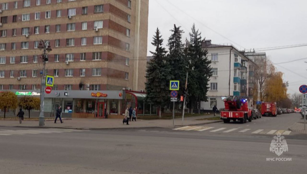 Пожарные подразделения МЧС России выехали по сообщению о пожаре в центре Курска