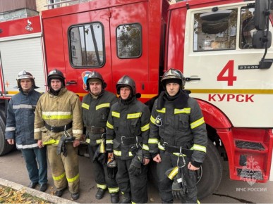 В ликвидации пожара в квартире на улице Ленина города Курска участвовали 12 человек личного состава и 4 единицы техники