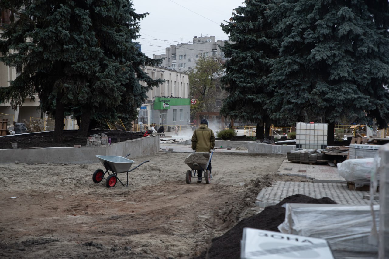 Сквер возле ТЦ «Куряночка» в Курске благоустроен на 81%