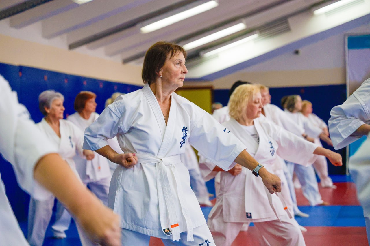 Участники проекта «Курское долголетие», занимающиеся киокусинкай, сдали квалификационный экзамен на ученические степени Участники проекта «Курское долголетие», занимающиеся киокусинкай, сдали квалификационный экзамен на ученические степени