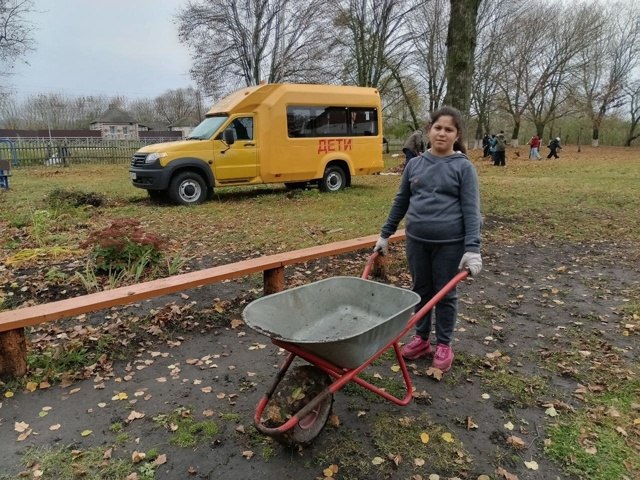 Тимуровцы и учителя Толкачевской школы приняли активное участие в традиционной осенней экологической акции «Чистый школьный дворик» Тимуровцы и учителя Толкачевской школы приняли активное участие в традиционной осенней экологической акции «Чистый школьный дворик»