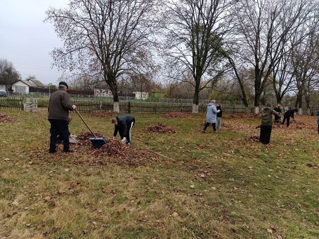 Тимуровцы и учителя Толкачевской школы приняли активное участие в традиционной осенней экологической акции «Чистый школьный дворик» Тимуровцы и учителя Толкачевской школы приняли активное участие в традиционной осенней экологической акции «Чистый школьный дворик»
