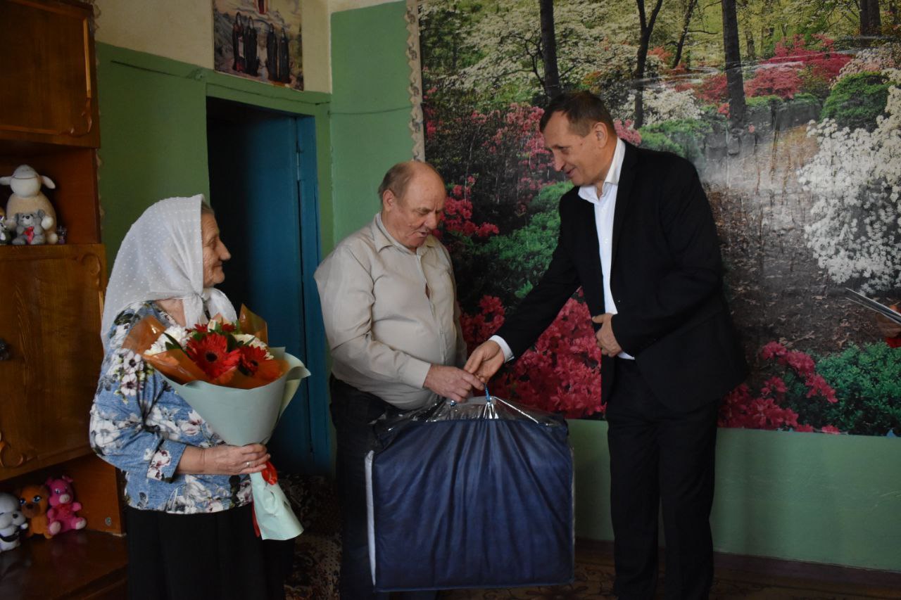 Александр Фролков: Сегодня честововали «золотых» юбиляров семейной жизни: Марию Васильевну и Владимира Ивановича Бобковых из поселка Магнитный, которые отметили 50-летие со дня бракосочетания Александр Фролков: Сегодня честововали «золотых» юбиляров семейной жизни: Марию Васильевну и Владимира Ивановича Бобковых из поселка Магнитный, которые отметили 50-летие со дня бракосочетания