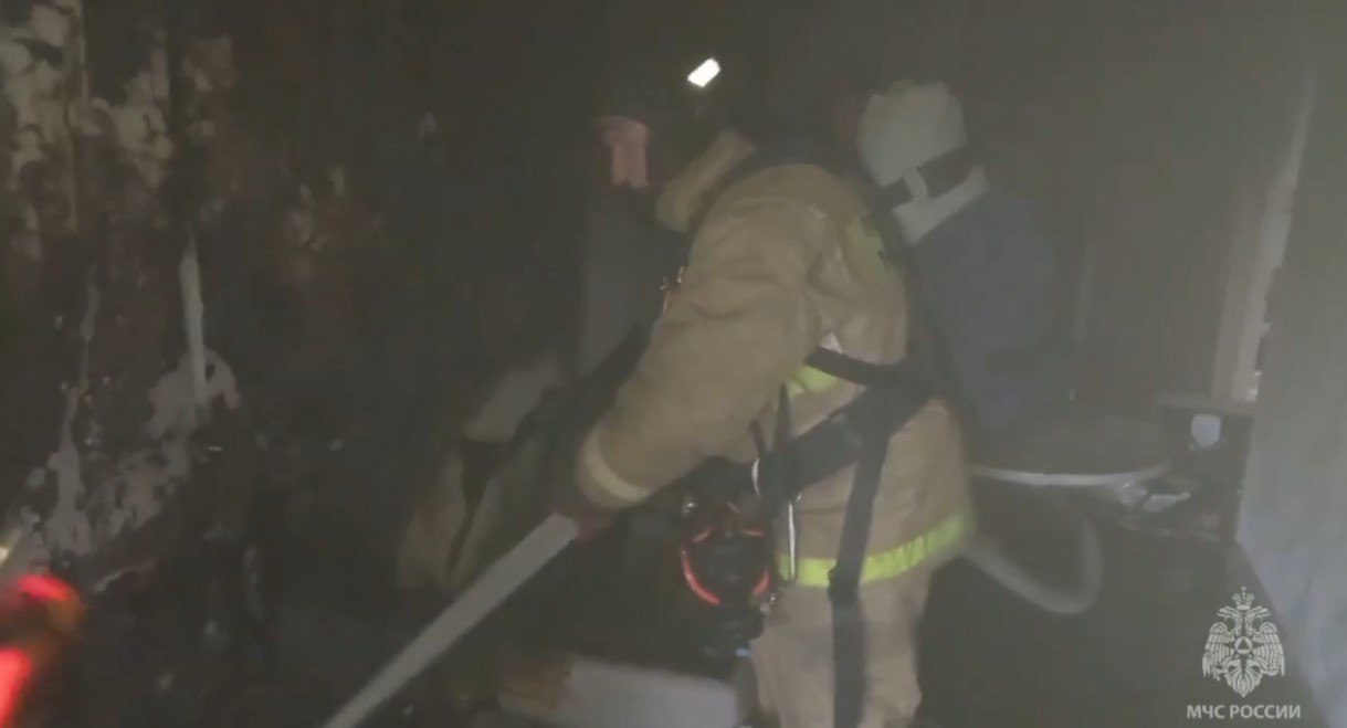 Пожарные МЧС спасли ребёнка из горящей квартиры на улице Ленина в Курске Пожарные МЧС спасли ребёнка из горящей квартиры на улице Ленина в Курске