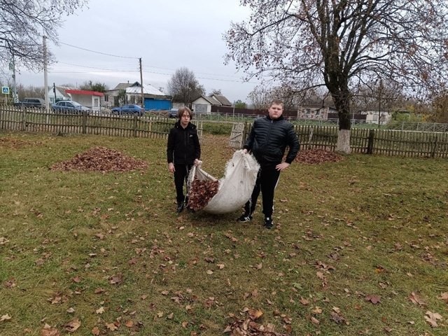 Тимуровцы и учителя Толкачевской школы приняли активное участие в традиционной осенней экологической акции «Чистый школьный дворик» Тимуровцы и учителя Толкачевской школы приняли активное участие в традиционной осенней экологической акции «Чистый школьный дворик»