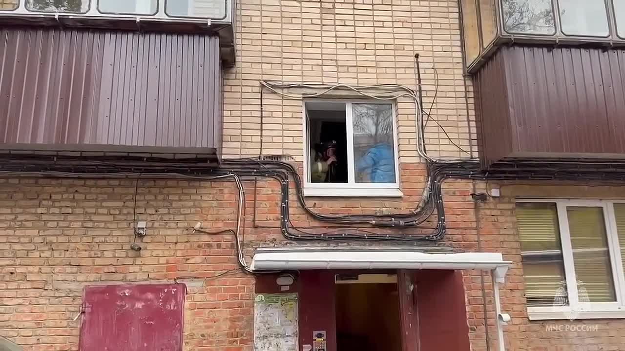 Пожарные спасли ребёнка из горящей квартиры в доме на Ленина