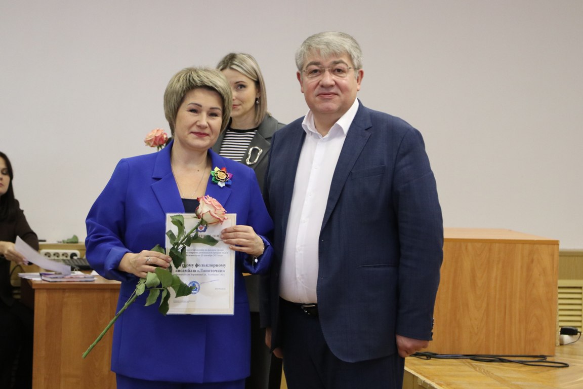 Александр Михайлов: Сегодня по традиции общегородское совещание начали с приятного момента – поздравления и вручения заслуженных наград Александр Михайлов: Сегодня по традиции общегородское совещание начали с приятного момента – поздравления и вручения заслуженных наград