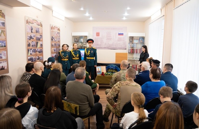 В День военного разведчика получатели социальных услуг учреждения «Ветеран» приняли участие в презентации второго издания книги «Позывной «Курск»: память, сохраненная в сердцах», посвященной Герою России - Артуру Лапшину В День военного разведчика получатели социальных услуг учреждения «Ветеран» приняли участие в презентации второго издания книги «Позывной «Курск»: память, сохраненная в сердцах», посвященной Герою России - Артуру Лапшину