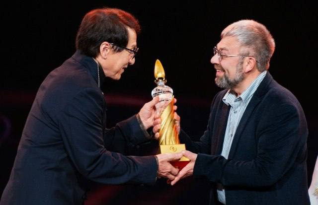 Курскому поэту Максиму Амелину вручил награду Джеки Чан