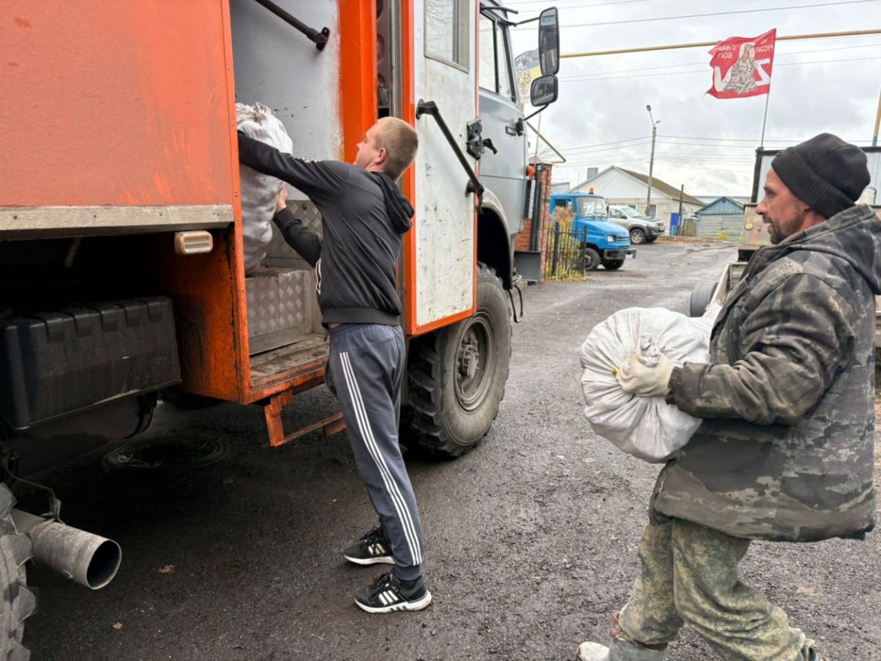 Неравнодушные жители Фатежского района передали гуманитарную помощь для наших десантников, сражающихся в зоне СВО Неравнодушные жители Фатежского района передали гуманитарную помощь для наших десантников, сражающихся в зоне СВО