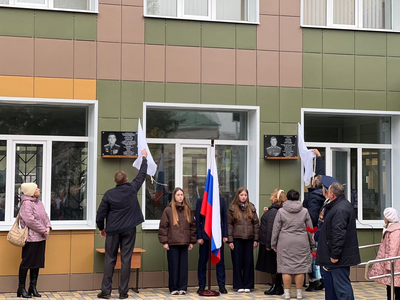 Сергей Ливенцев: У стен средней школы № 2 города Дмитриева состоялся митинг, посвященный торжественному открытию мемориальных досок в память о доблестных земляках – Фролове Алексее Сергеевиче и Кондратове Дмитрии... Сергей Ливенцев: У стен средней школы № 2 города Дмитриева состоялся митинг, посвященный торжественному открытию мемориальных досок в память о доблестных земляках – Фролове Алексее Сергеевиче и Кондратове Дмитрии...