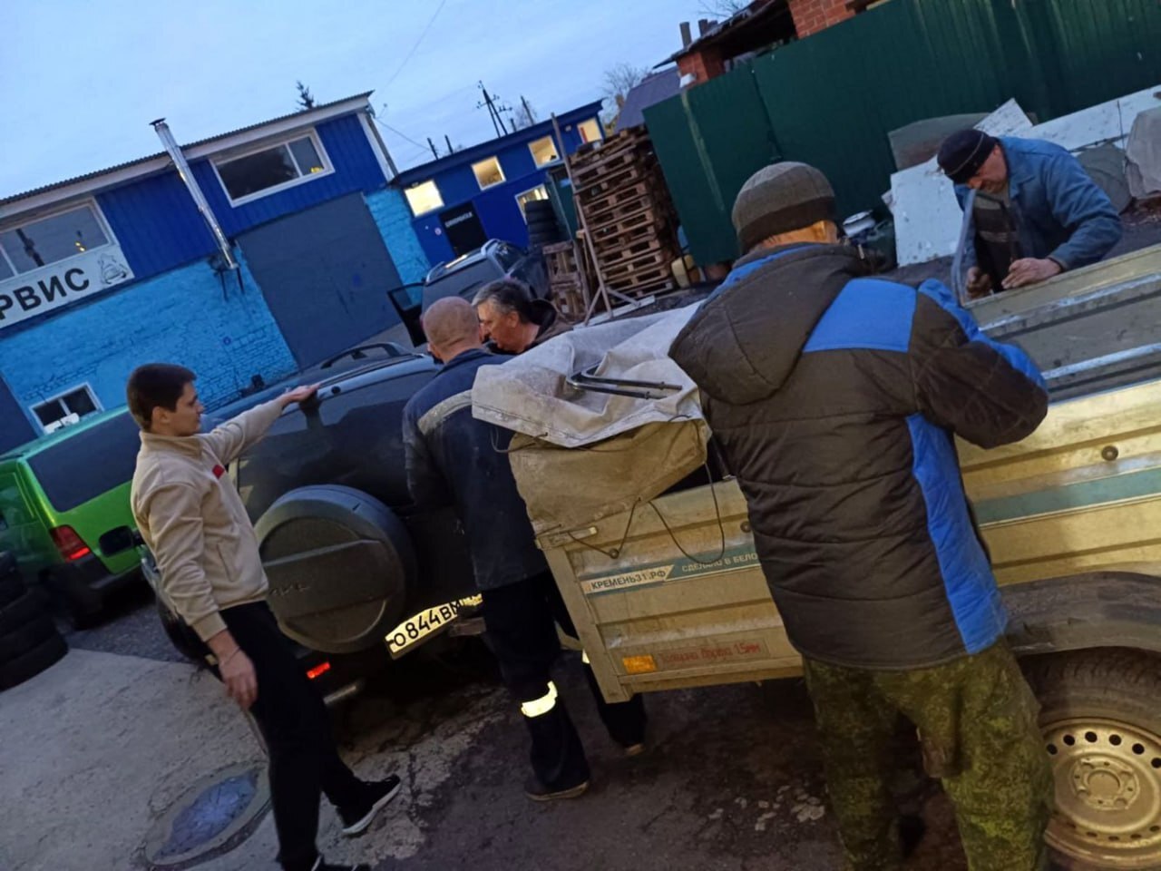 Неравнодушные жители Фатежского района передали гуманитарную помощь для наших десантников, сражающихся в зоне СВО