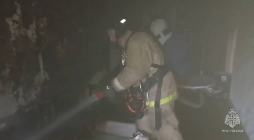 Пожарные спасли ребёнка из горящей квартиры в доме на Ленина Пожарные спасли ребёнка из горящей квартиры в доме на Ленина