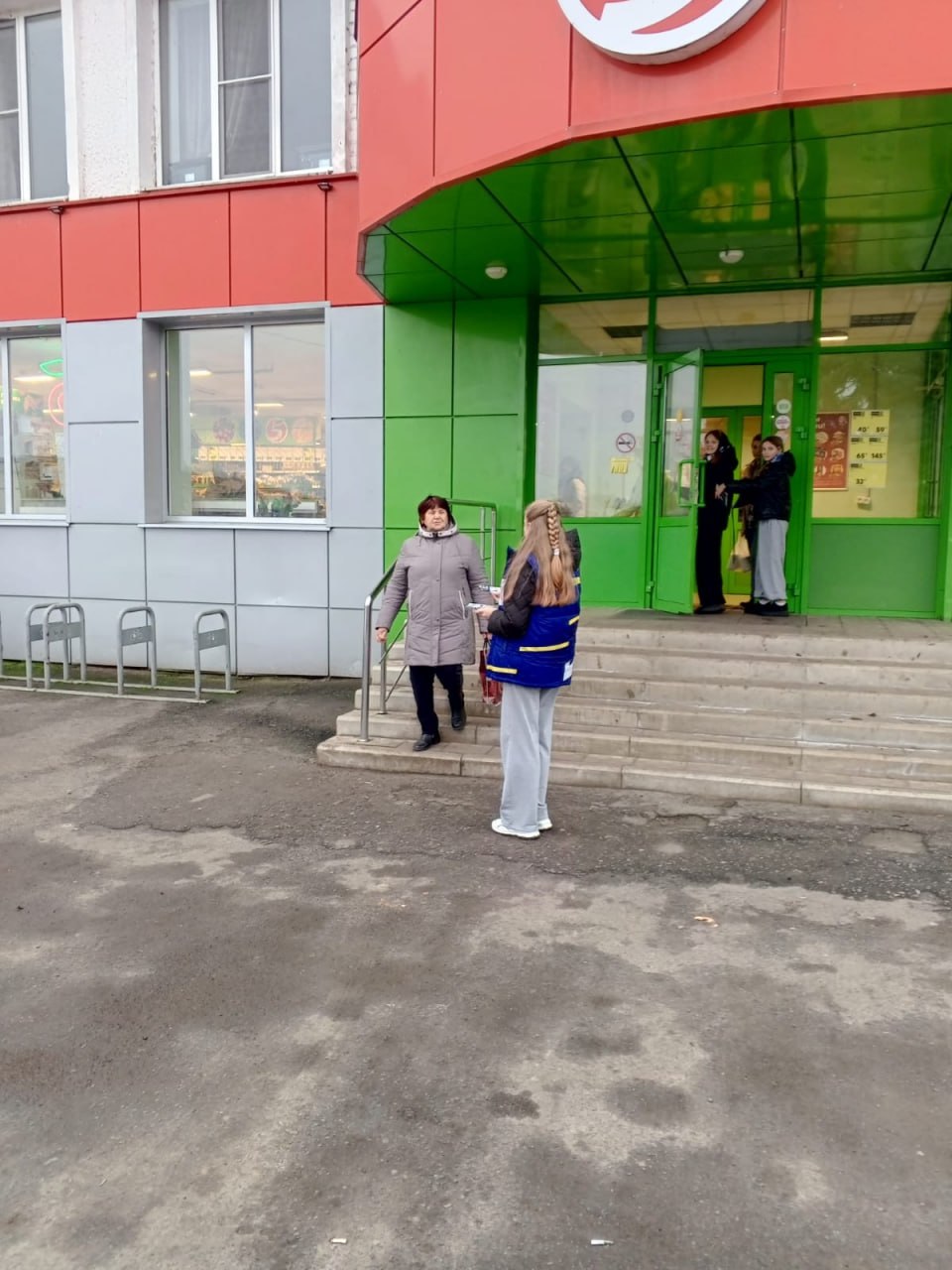 Активисты ЛДПР ведут живой диалог с гражданами Активисты ЛДПР ведут живой диалог с гражданами