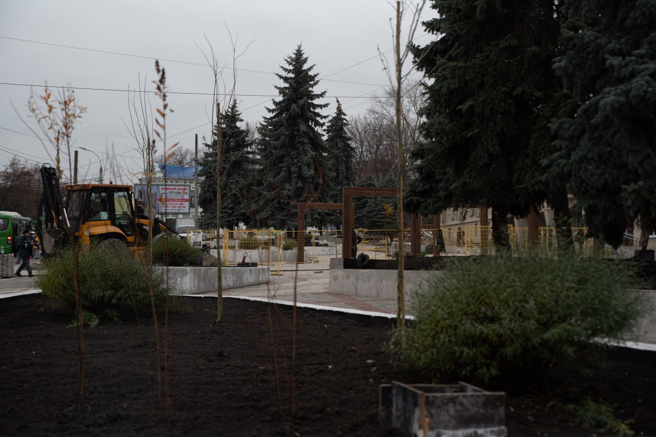 Сквер возле ТЦ «Куряночка» в Курске благоустроен на 81% Сквер возле ТЦ «Куряночка» в Курске благоустроен на 81%