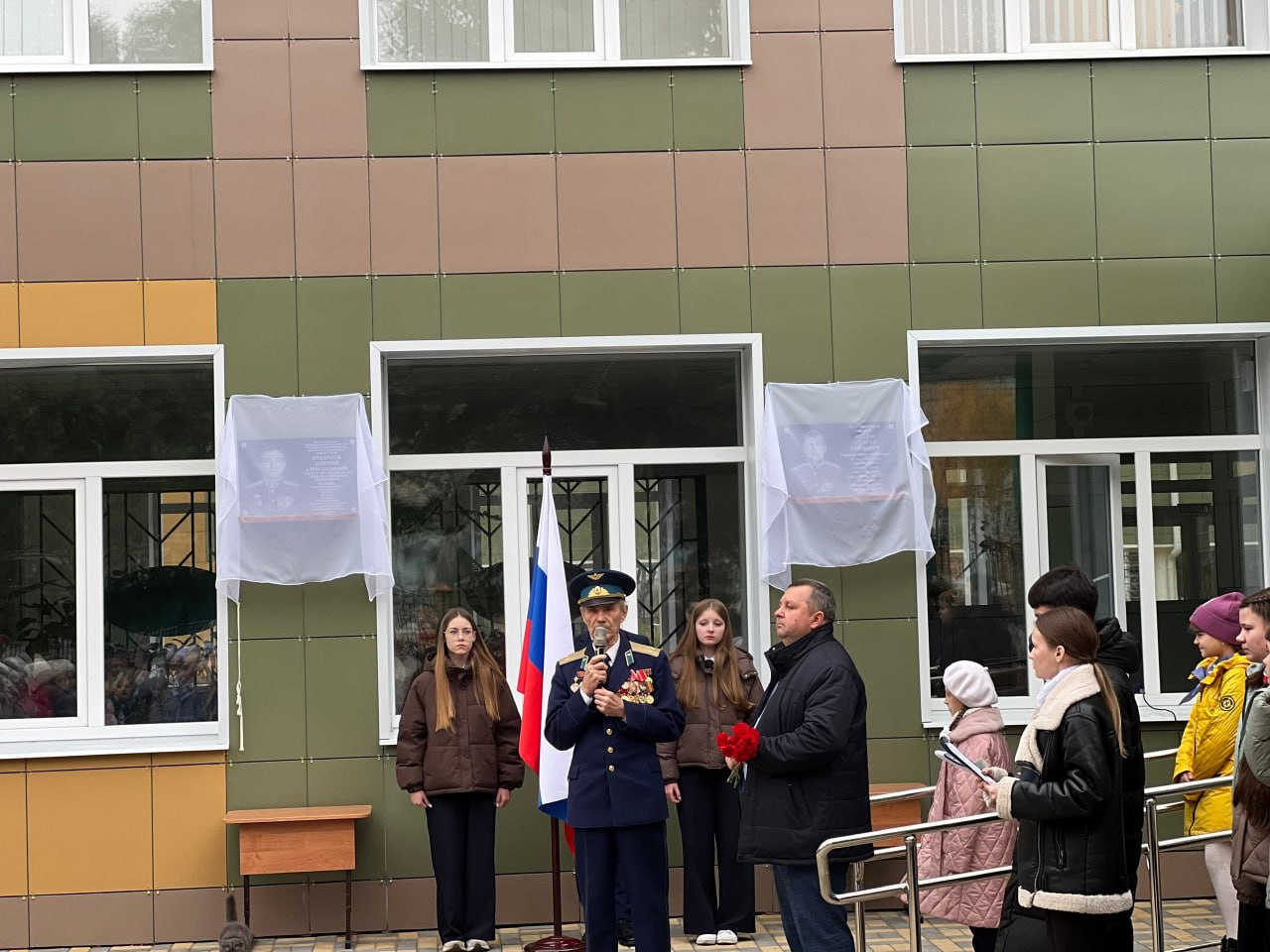 Сергей Ливенцев: У стен средней школы № 2 города Дмитриева состоялся митинг, посвященный торжественному открытию мемориальных досок в память о доблестных земляках – Фролове Алексее Сергеевиче и Кондратове Дмитрии... Сергей Ливенцев: У стен средней школы № 2 города Дмитриева состоялся митинг, посвященный торжественному открытию мемориальных досок в память о доблестных земляках – Фролове Алексее Сергеевиче и Кондратове Дмитрии...