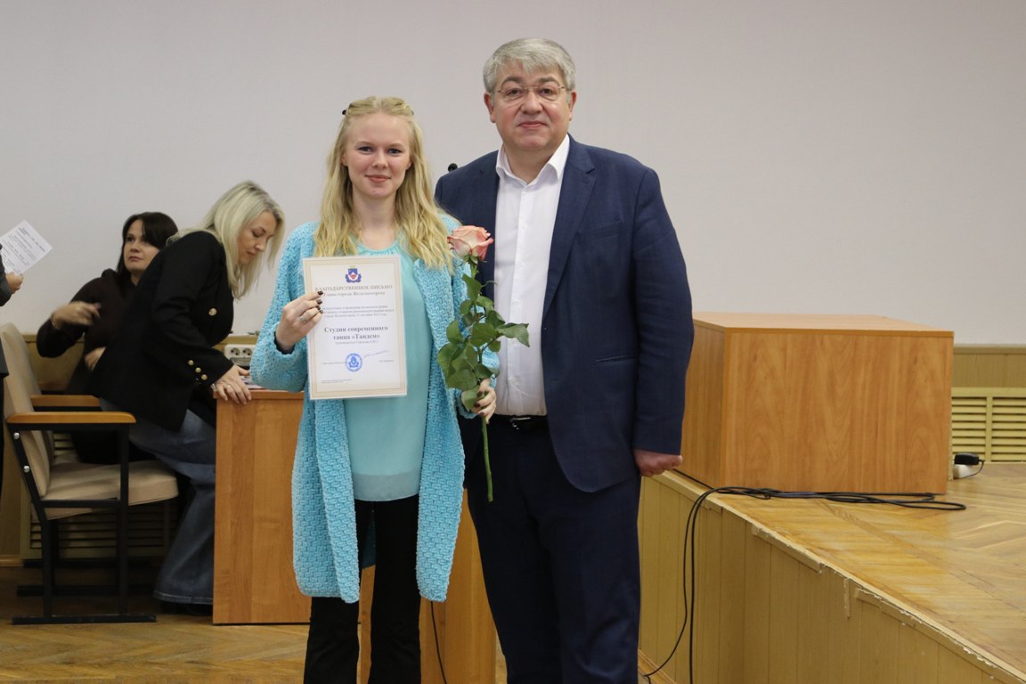 Александр Михайлов: Сегодня по традиции общегородское совещание начали с приятного момента – поздравления и вручения заслуженных наград Александр Михайлов: Сегодня по традиции общегородское совещание начали с приятного момента – поздравления и вручения заслуженных наград