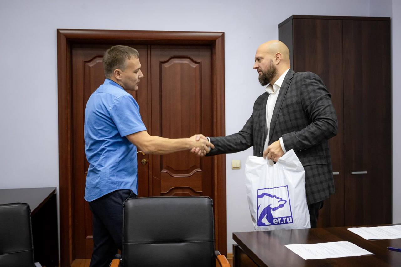 Евгений Маслов: Принял участие в неделе приема граждан по вопросам ЖКХ в региональной общественной приемной партии «Единая Россия», ответив на вопросы жителей Курска на личном приеме. Евгений Маслов: Принял участие в неделе приема граждан по вопросам ЖКХ в региональной общественной приемной партии «Единая Россия», ответив на вопросы жителей Курска на личном приеме.