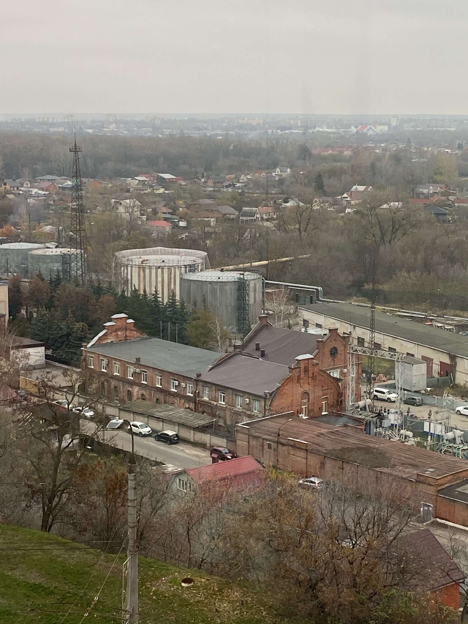 На Нижней Набережной, 9, у реки Тускарь, расположен ансамбль промышленных зданий, построенный в 1903–1936 гг. и расширенный во 2-й пол На Нижней Набережной, 9, у реки Тускарь, расположен ансамбль промышленных зданий, построенный в 1903–1936 гг. и расширенный во 2-й пол