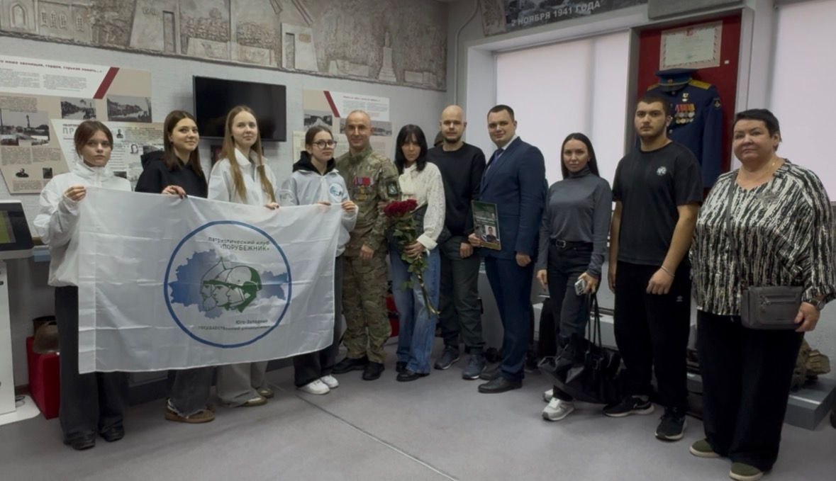 В День военного разведчика получатели социальных услуг учреждения «Ветеран» приняли участие в презентации второго издания книги «Позывной «Курск»: память, сохраненная в сердцах», посвященной Герою России - Артуру Лапшину В День военного разведчика получатели социальных услуг учреждения «Ветеран» приняли участие в презентации второго издания книги «Позывной «Курск»: память, сохраненная в сердцах», посвященной Герою России - Артуру Лапшину