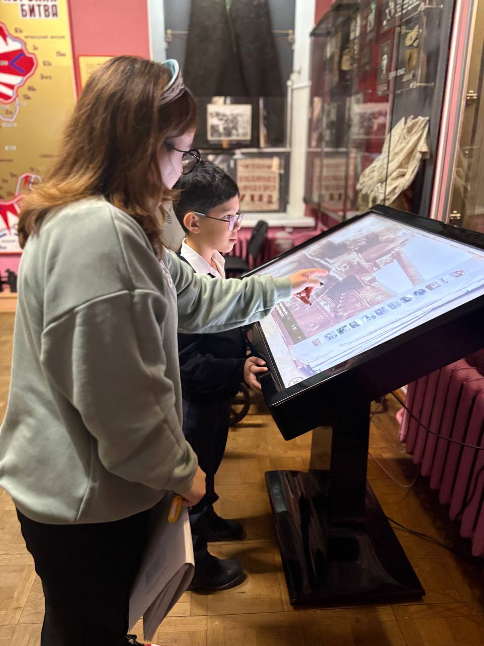 Александра Шайкина, экскурсовод Курского областного краеведческого музея, провела военно-патриотическую экскурсию для Абдулазиза Айдарова, победителя Всероссийского детского конкурса «Горжусь Победой!» Александра Шайкина, экскурсовод Курского областного краеведческого музея, провела военно-патриотическую экскурсию для Абдулазиза Айдарова, победителя Всероссийского детского конкурса «Горжусь Победой!»