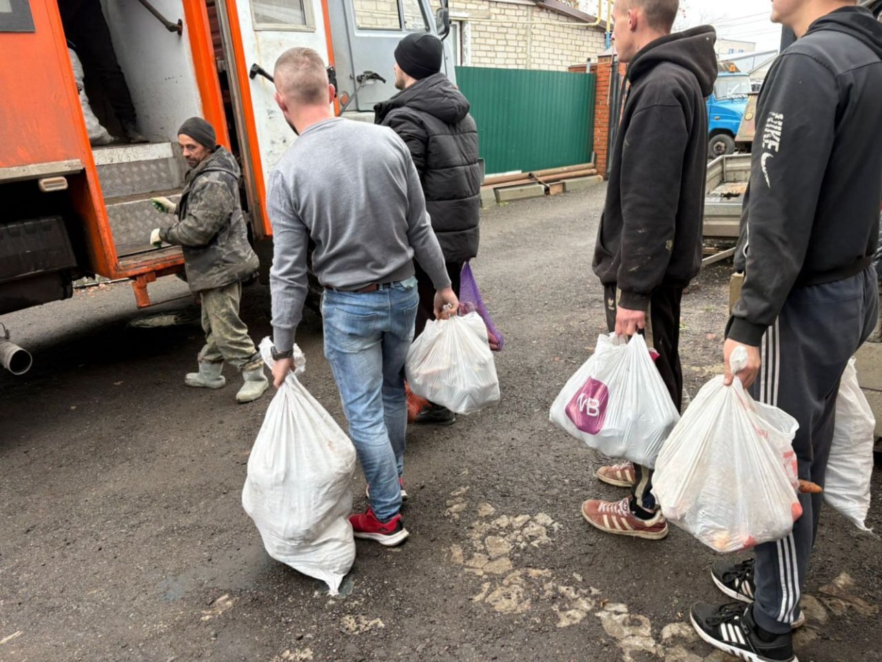 Неравнодушные жители Фатежского района передали гуманитарную помощь для наших десантников, сражающихся в зоне СВО Неравнодушные жители Фатежского района передали гуманитарную помощь для наших десантников, сражающихся в зоне СВО
