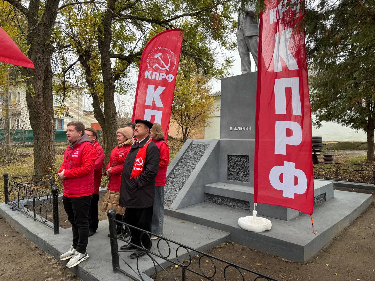 5 ноября состоялось торжественное открытие отремонтированного памятника В.И. Ленину 5 ноября состоялось торжественное открытие отремонтированного памятника В.И. Ленину