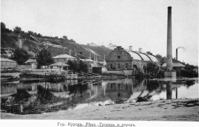 На Нижней Набережной, 9, у реки Тускарь, расположен ансамбль промышленных зданий, построенный в 1903–1936 гг. и расширенный во 2-й пол На Нижней Набережной, 9, у реки Тускарь, расположен ансамбль промышленных зданий, построенный в 1903–1936 гг. и расширенный во 2-й пол
