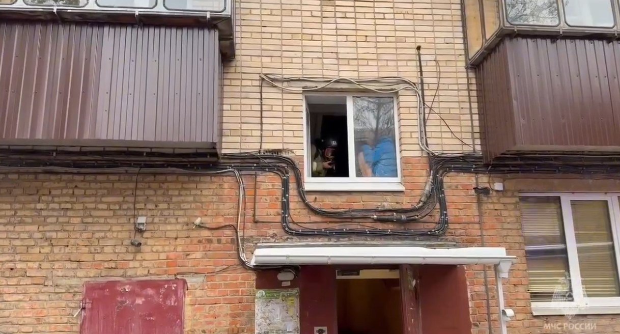 Пожарные МЧС спасли ребёнка из горящей квартиры на улице Ленина в Курске Пожарные МЧС спасли ребёнка из горящей квартиры на улице Ленина в Курске