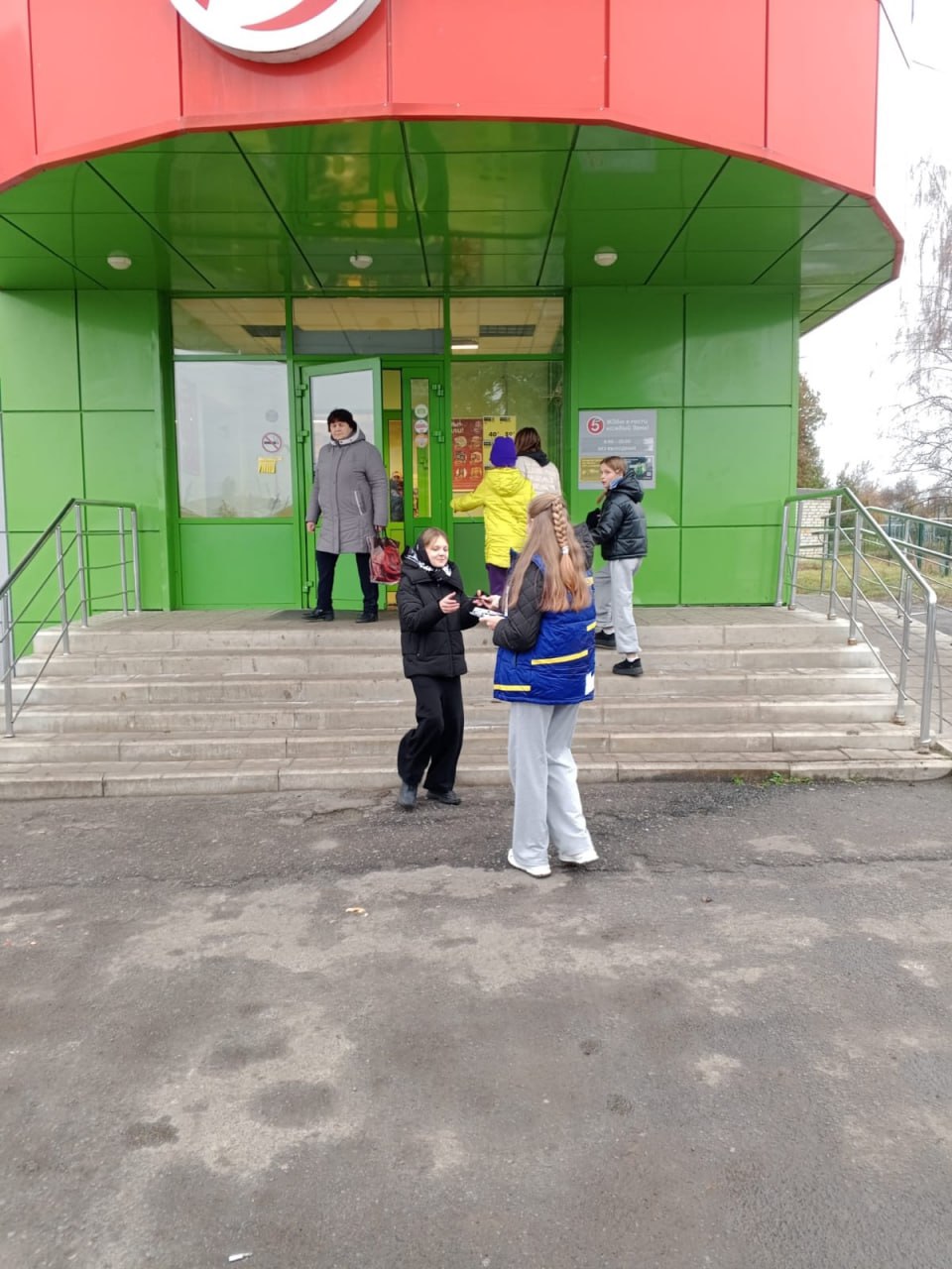 Активисты ЛДПР ведут живой диалог с гражданами Активисты ЛДПР ведут живой диалог с гражданами