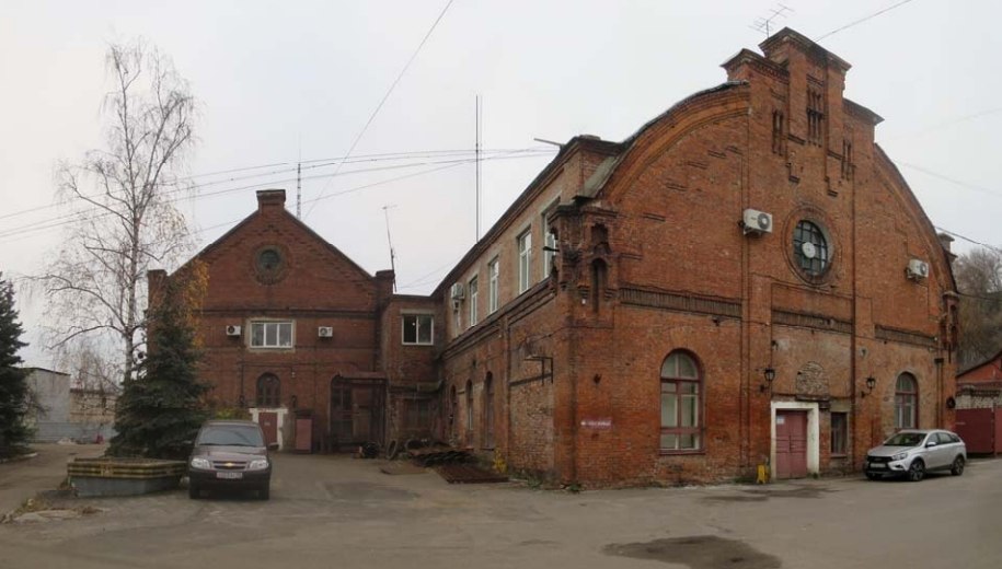 На Нижней Набережной, 9, у реки Тускарь, расположен ансамбль промышленных зданий, построенный в 1903–1936 гг. и расширенный во 2-й пол На Нижней Набережной, 9, у реки Тускарь, расположен ансамбль промышленных зданий, построенный в 1903–1936 гг. и расширенный во 2-й пол