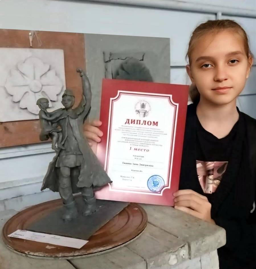 Воспитанница детской школы искусств № 2 имени И.П. Гринева Анна Тишина завоевала золото на X Международном осеннем конкурсе «Артлицей Петербург. Защитники Отечества в сердце каждого»