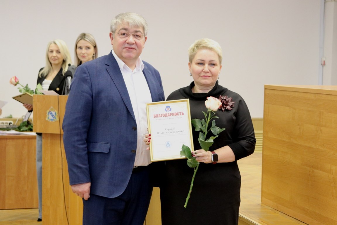 Александр Михайлов: Сегодня по традиции общегородское совещание начали с приятного момента – поздравления и вручения заслуженных наград Александр Михайлов: Сегодня по традиции общегородское совещание начали с приятного момента – поздравления и вручения заслуженных наград