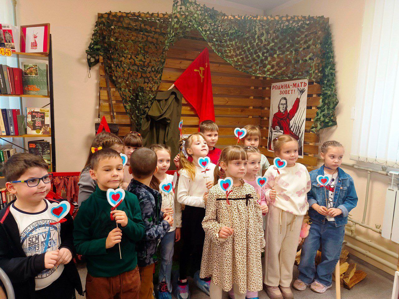 При поддержке комитета культуры и туризма города Курска в Зале памяти Николая Корнеева, действующем на базе библиотеки-филиала № 11, прошла тематическая экскурсия «Внукам и правнукам о войне...» и мастер-класс, посвященный...