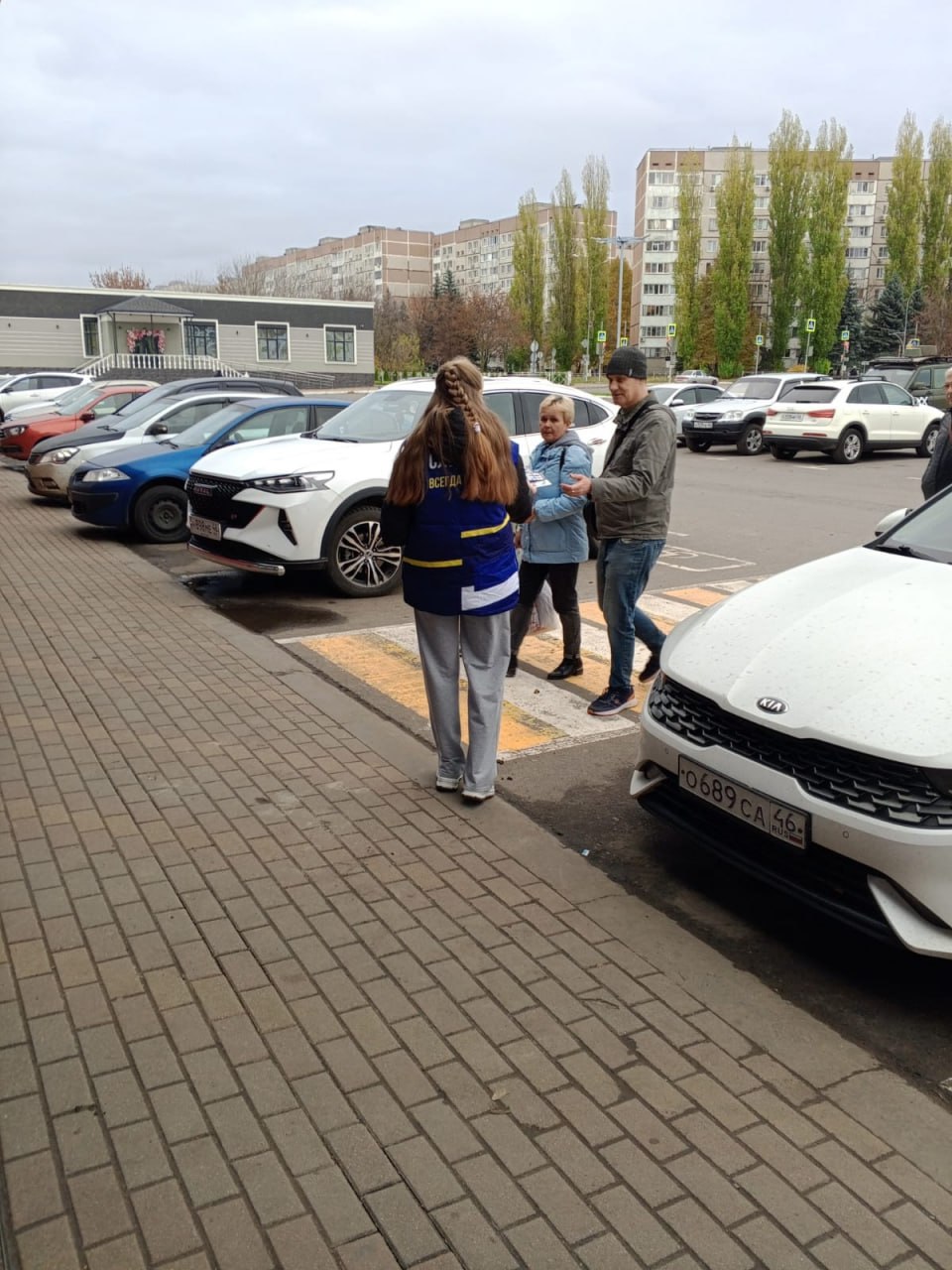 Активисты ЛДПР ведут живой диалог с гражданами Активисты ЛДПР ведут живой диалог с гражданами